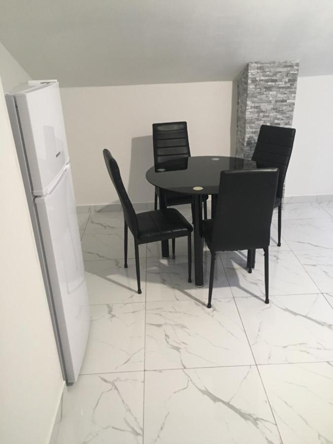 קרלובג Sunshine Apartments מראה חיצוני תמונה
