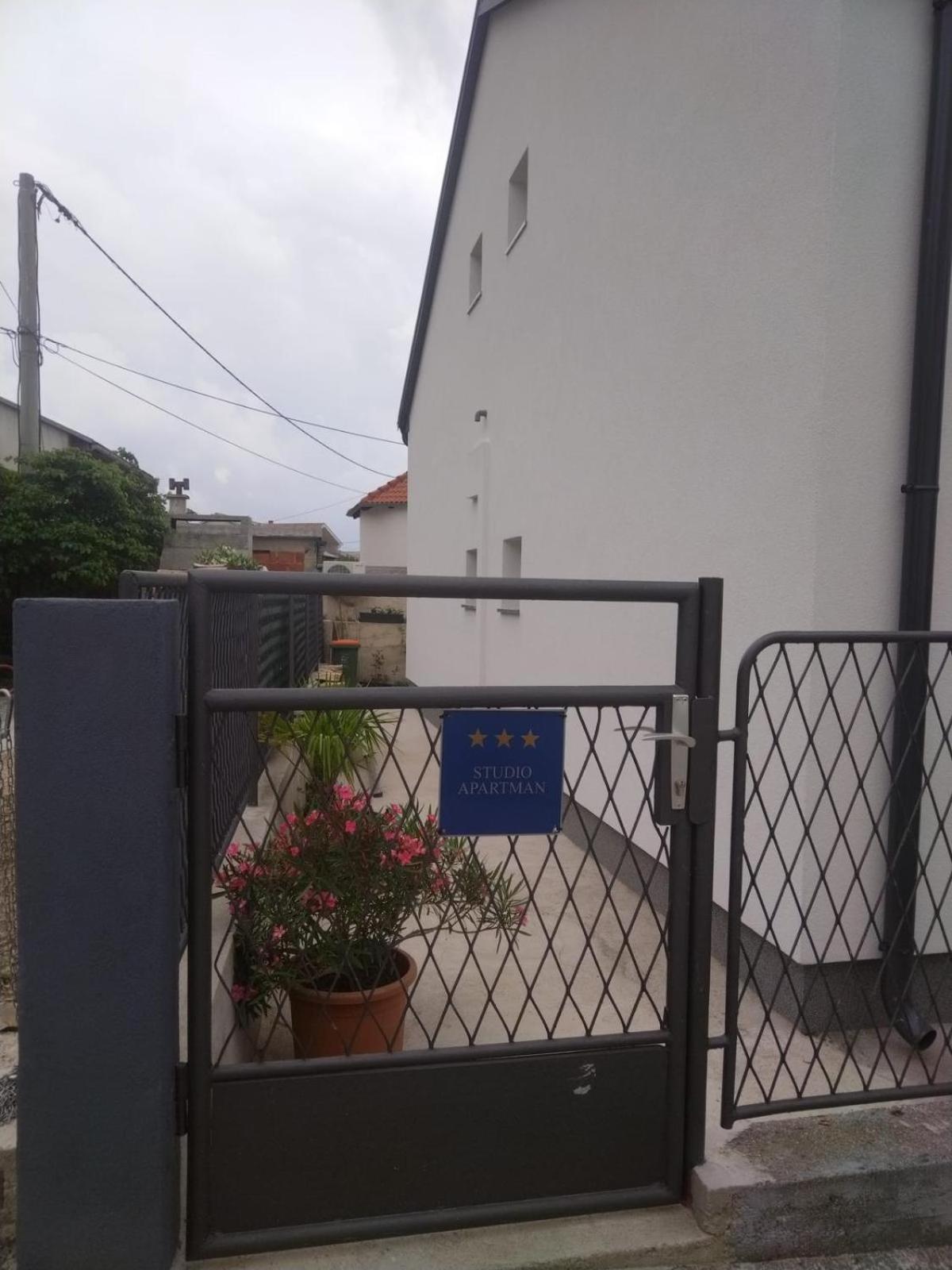 קרלובג Sunshine Apartments מראה חיצוני תמונה